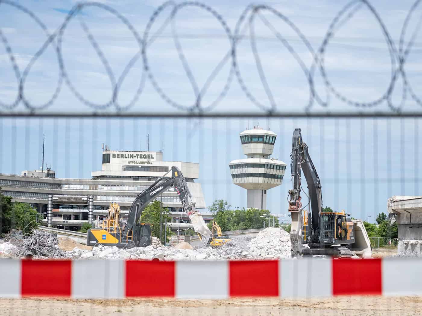 Rund um die früheren Flughafenterminals in Tegel wird gebaggert und beräumt. / Foto: Fabian Sommer/dpa