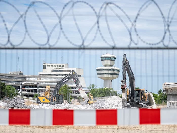 Rund um die früheren Flughafenterminals in Tegel wird gebaggert und beräumt. / Foto: Fabian Sommer/dpa