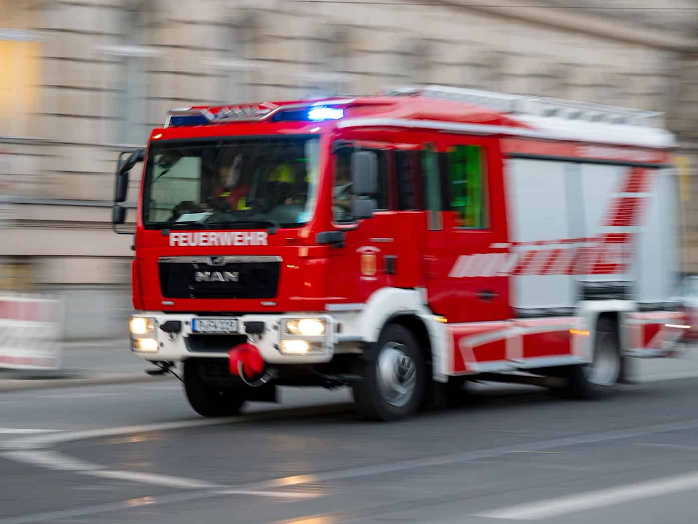 Ein Industriegebäude brennt in Oranienburg. Die Feuerwehr ist im Einsatz. (Symbolbild) / Foto: Monika Skolimowska/dpa-Zentralbild/dpa