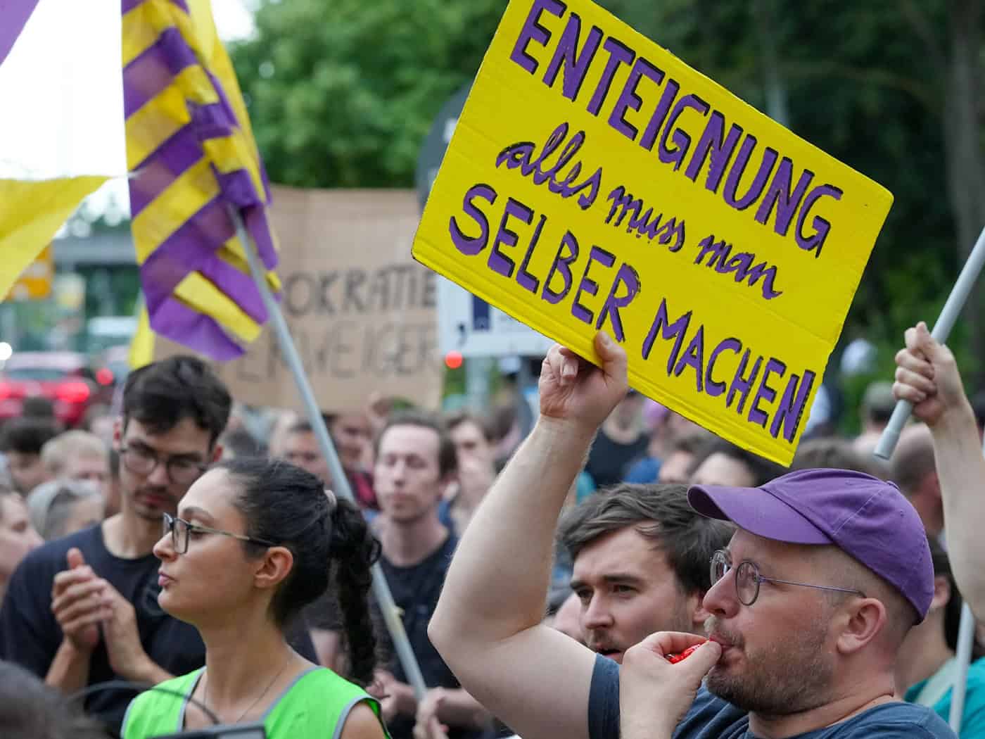 Die Bundespläne sorgten für Protest vor dem Willy-Brandt-Haus. / Foto: Soeren Stache/dpa