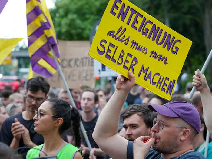 Berlin: Unterstützer von Deutsche Wohnen & Co enteignen protestieren gegen Bundesverbot von Vergesellschaftungen