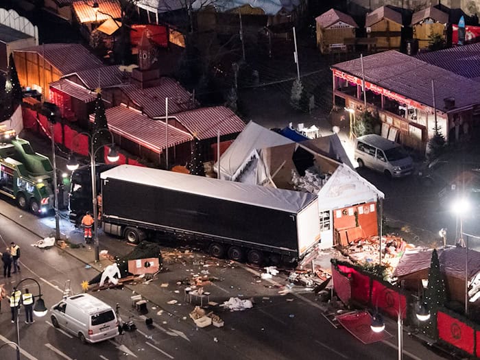 Der Weihnachtsmarkt am Breitscheidplatz in Berlin, nachdem der Attentäter Anis Amri mit einem Lastwagen über den Platz gerast war. (Archivbild) / Foto: Bernd von Jutrczenka/dpa