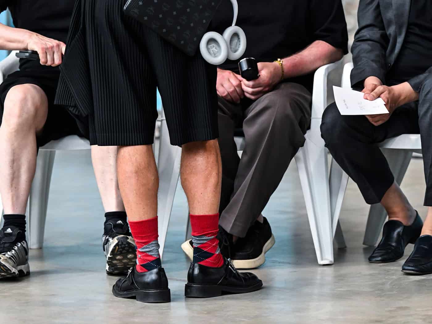 Ein Mann mit roten Mustersocken und kurzen Hosen - kürzlich bei der Berlin Fashion Week. (Archivbild) / Foto: Jens Kalaene/dpa