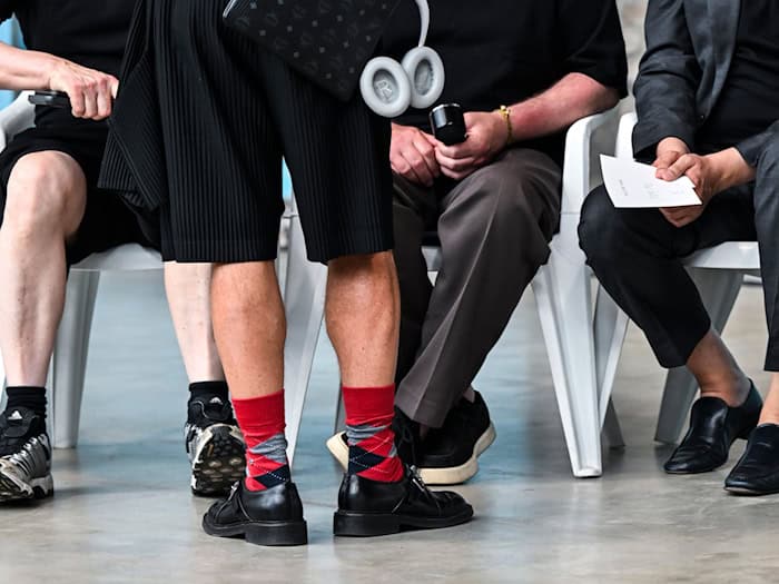 Ein Mann mit roten Mustersocken und kurzen Hosen - kürzlich bei der Berlin Fashion Week. (Archivbild) / Foto: Jens Kalaene/dpa