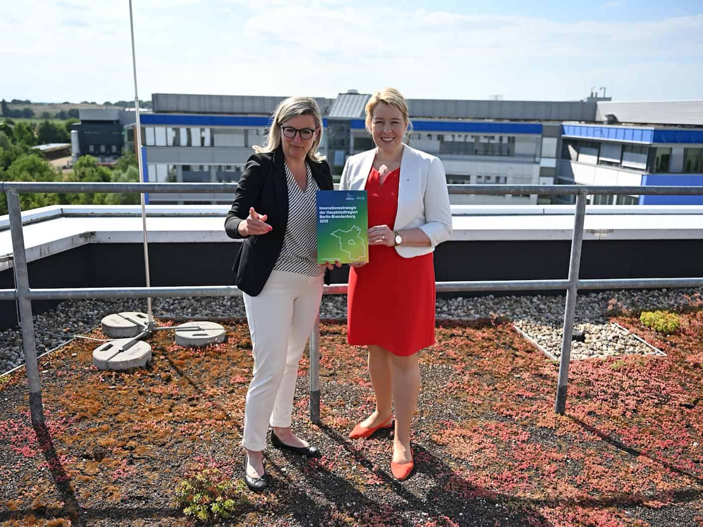 Brandenburgs Wirtschaftsministerin Martina Klement (CSU) und Berlins Wirtschaftssenatorin Franziska Giffey (SPD) wollen beide Länder mit neuen Technologien wirtschaftlich stärker nach vorn bringen. (Archivbild) / Foto: Elisa Schu/dpa