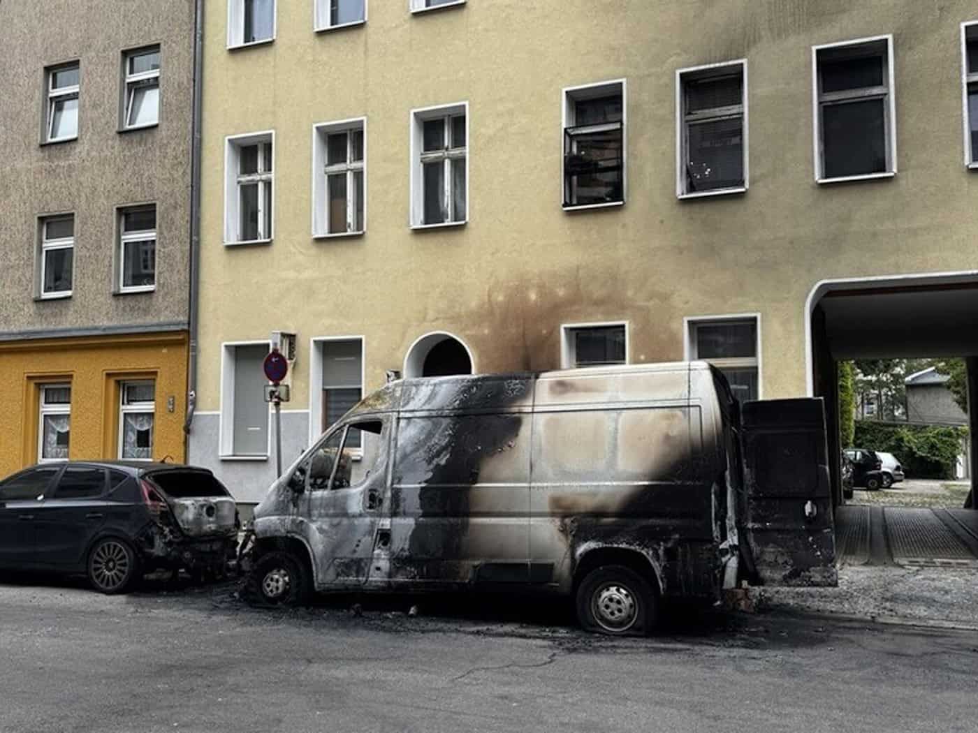 Beim Brand eines Kleintransporters ist die Fassade eines Hauses in Spandau beschädigt worden.  / Foto: ---/Berliner Feuerwehr/dpa