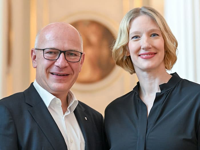 Chefdirigentin Joana Mallwitz (rechts) verlängert ihren Vertrag am Konzerthaus.  / Foto: Jens Kalaene/dpa