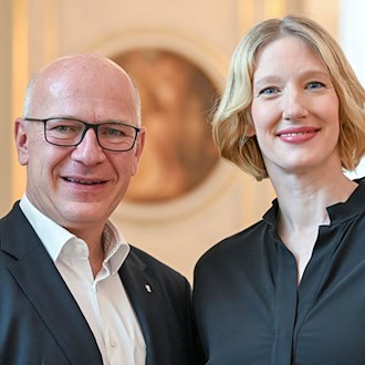 Chefdirigentin Joana Mallwitz (rechts) verlängert ihren Vertrag am Konzerthaus.  / Foto: Jens Kalaene/dpa