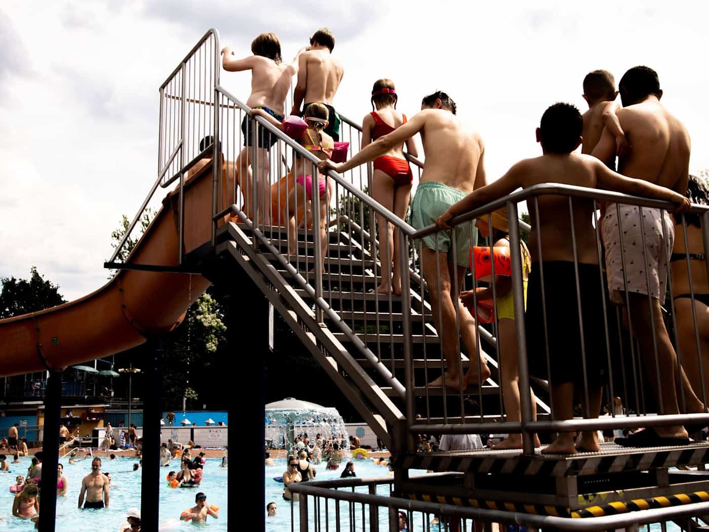 Viele Badegäste verbringen oft Stunden in den Sommerbädern. (Archivbild) / Foto: Carsten Koall/dpa