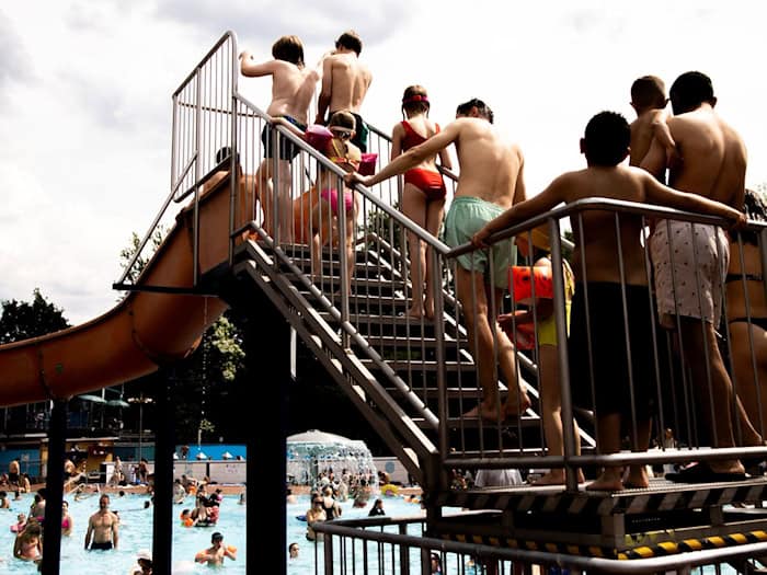 Viele Badegäste verbringen oft Stunden in den Sommerbädern. (Archivbild) / Foto: Carsten Koall/dpa