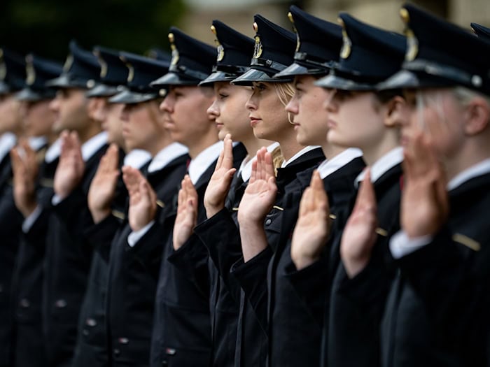 Gelöbnis von Feuerwehr-Nachwuchs in Berlin. / Foto: Fabian Sommer/dpa