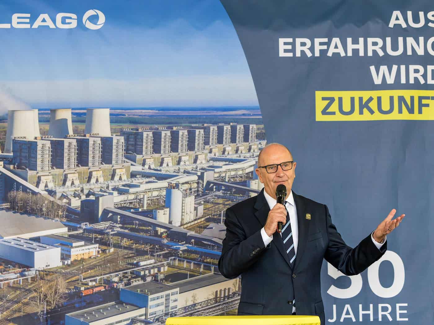 Brandenburgs Ministerpräsident Dietmar Woidke (SPD) feiert mit der Leag 50 Jahre Geschichte des Kraftwerks Jänschwalde. Ende 2028 soll Schluss sein. / Foto: Frank Hammerschmidt/dpa