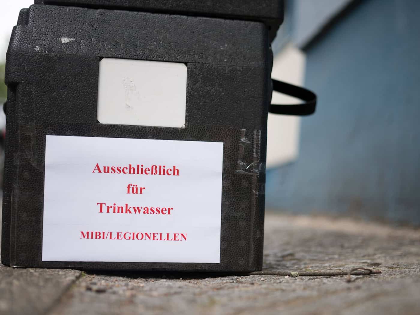 Nach einem Befall mit Legionellen in einem Wohnhaus für Senioren in Berlin untersucht das Gesundheitsamt Wasserproben. (Symbolfoto)  / Foto: Sebastian Christoph Gollnow/dpa