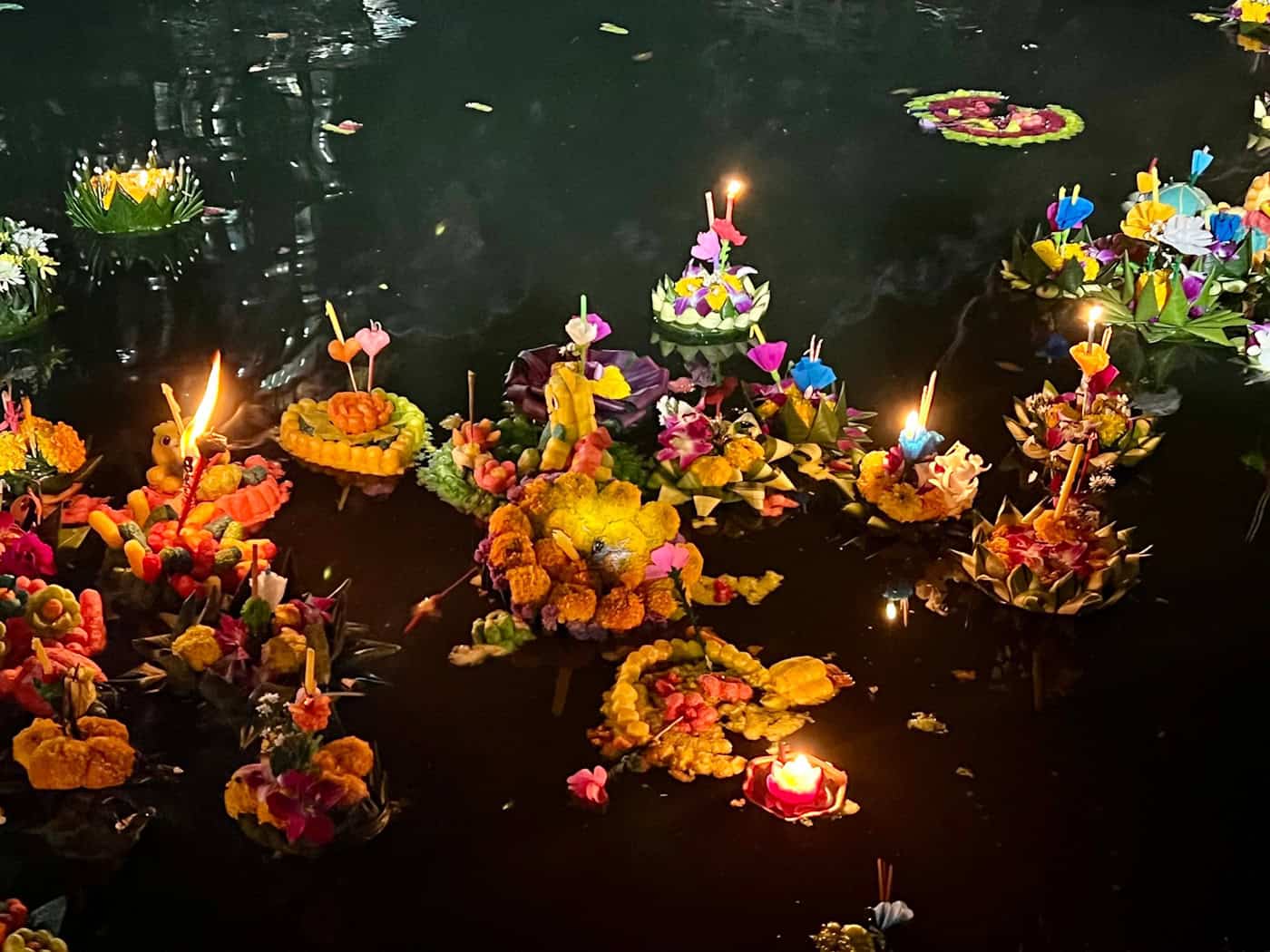 Mit den Flößen wird in Thailand der Wassergöttin Mae Phra Khongkha gehuldigt. (Archivbild) / Foto: Carola Frentzen/dpa