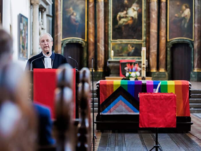 Der evangelische Bischof Christian Stäblein findet tröstliche Worte. / Foto: Christoph Soeder/dpa