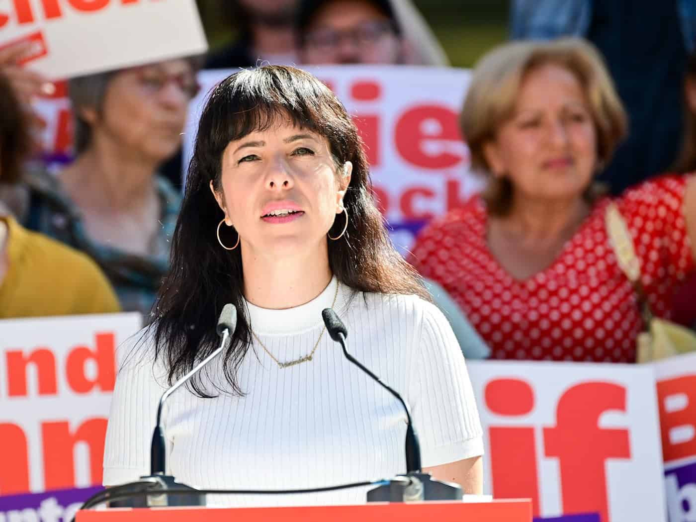 Linke-Spitzenkandidation Elif Eralp hat für die Abgeordnetenhauswahl das beste Ergebnis angekündigt, das die Partei in Berlin je erreicht hat. (Archivbild) / Foto: Sebastian Christoph Gollnow/dpa