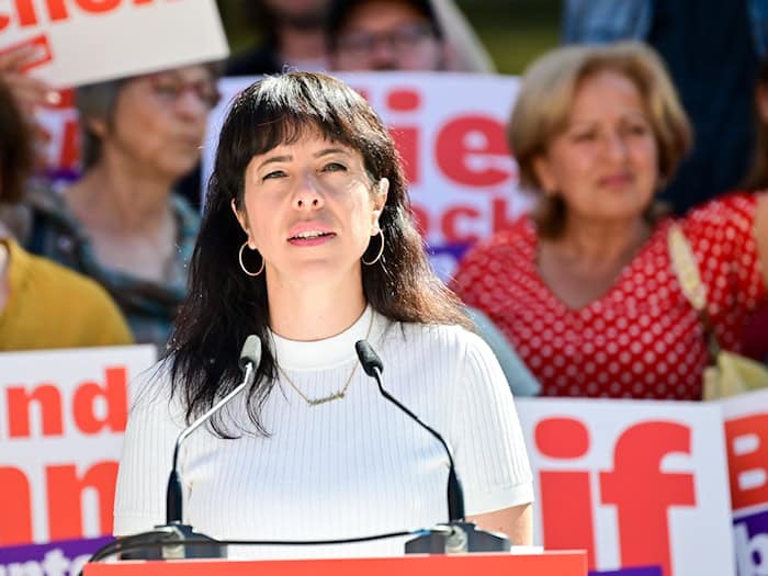 Linke-Spitzenkandidation Elif Eralp hat für die Abgeordnetenhauswahl das beste Ergebnis angekündigt, das die Partei in Berlin je erreicht hat. (Archivbild) / Foto: Sebastian Christoph Gollnow/dpa