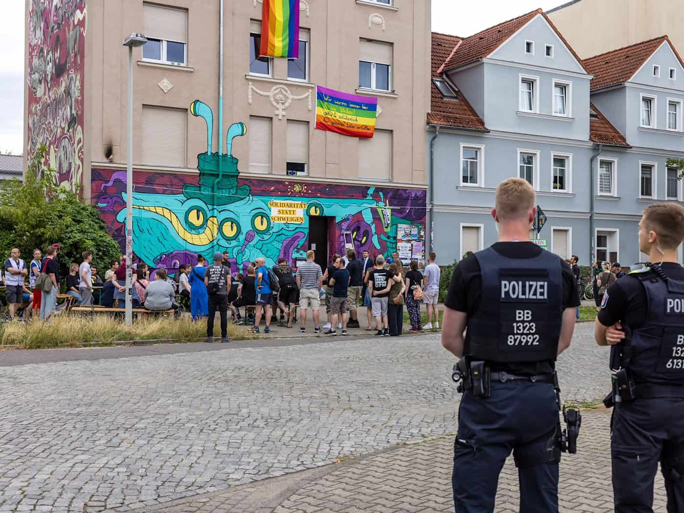 In der Nacht hatte es einen vermutlich rechtsextremen Brandanschlag gegeben.  / Foto: Frank Hammerschmidt/dpa