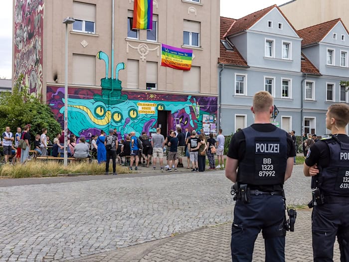In der Nacht hatte es einen vermutlich rechtsextremen Brandanschlag gegeben.  / Foto: Frank Hammerschmidt/dpa