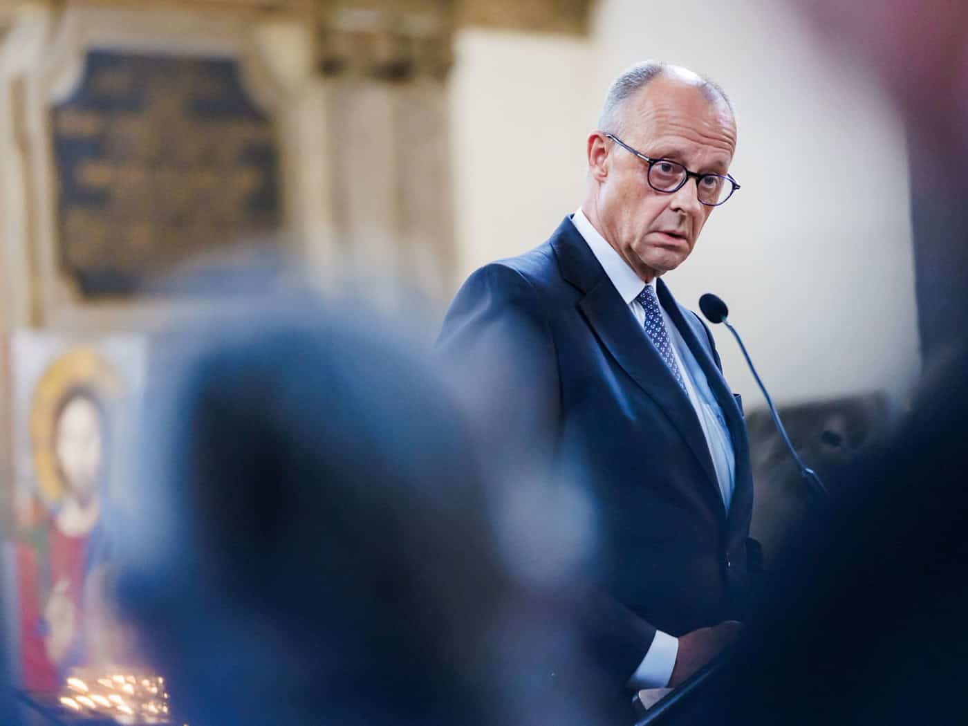 Kanzler Merz sprach vor der Besichtigung des Tatorts bei einer Gedenk-Andacht in der Marienkirche in der Nähe des Alexanderplatzes. / Foto: Christoph Soeder/dpa