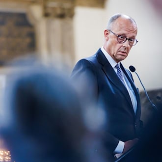 Kanzler Merz sprach vor der Besichtigung des Tatorts bei einer Gedenk-Andacht in der Marienkirche in der Nähe des Alexanderplatzes. / Foto: Christoph Soeder/dpa