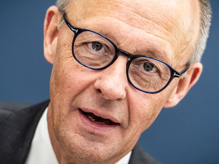 Bundeskanzler Merz kündigt Konsequenzen aus dem CSD-Anschlag an. / Foto: Michael Kappeler/dpa