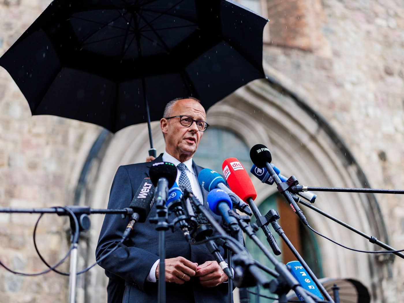 «Wir werden die Freiheit unserer Gesellschaft verteidigen», sagte Kanzler Friedrich Merz (CDU).  / Foto: Christoph Soeder/dpa