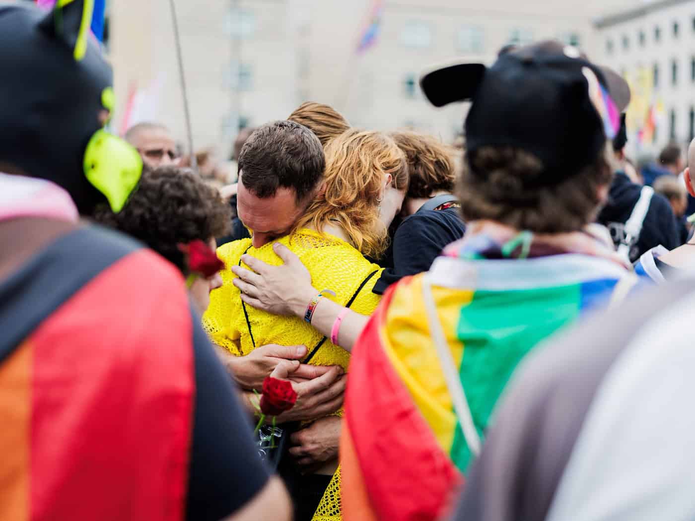 Hunderte Menschen trauerten und demonstrierten heute nach dem Anschlag in Berlin vor dem Brandenburger Tor.  / Foto: Christoph Soeder/dpa
