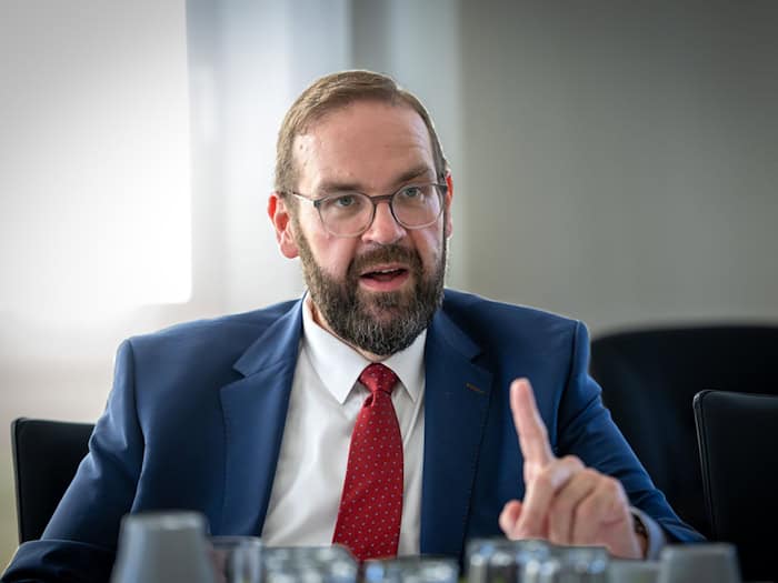 Bildungsminister Hoffmann will, dass weiterführende Schulen weiter selbst über ein Handyverbot entscheiden. (Archivbild) / Foto: Soeren Stache/dpa