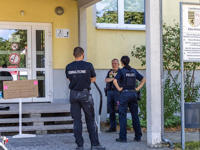 Schock bei Mitarbeitern der Kreisverwaltung: In Finsterwalde wurde eine Jugendamts-Mitarbeiterin angegriffen, die Polizei fasste einen Verdächtigen. / Foto: Frank Hammerschmidt/dpa