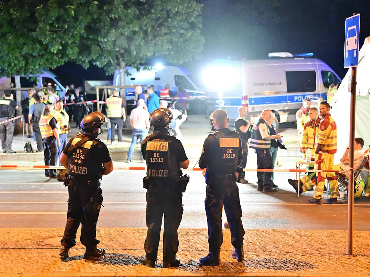 Einsatzkräfte der Polizei und Rettungskräfte stehen im Großen Tiergarten nach dem Abbruch des Christopher Street Day (CSD).  / Foto: Sebastian Gollnow/dpa