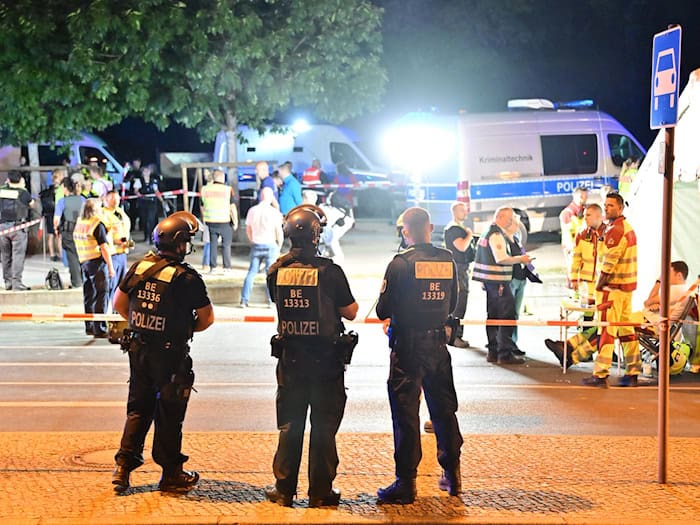 Einsatzkräfte der Polizei und Rettungskräfte stehen im Großen Tiergarten nach dem Abbruch des Christopher Street Day (CSD).  / Foto: Sebastian Gollnow/dpa