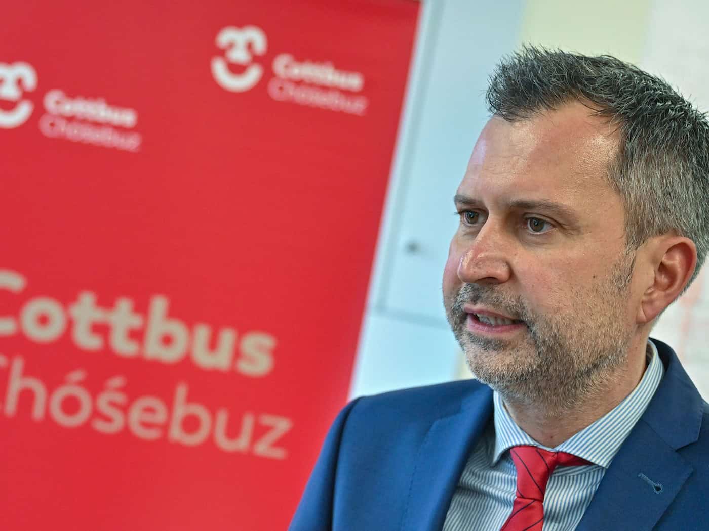 Der Cottbuser OB Tobias Schick ruft dazu auf, deutlich Haltung gegen rechtsextreme Angriffe und Gewalt zu zeigen. (Archivbild) / Foto: Patrick Pleul/dpa