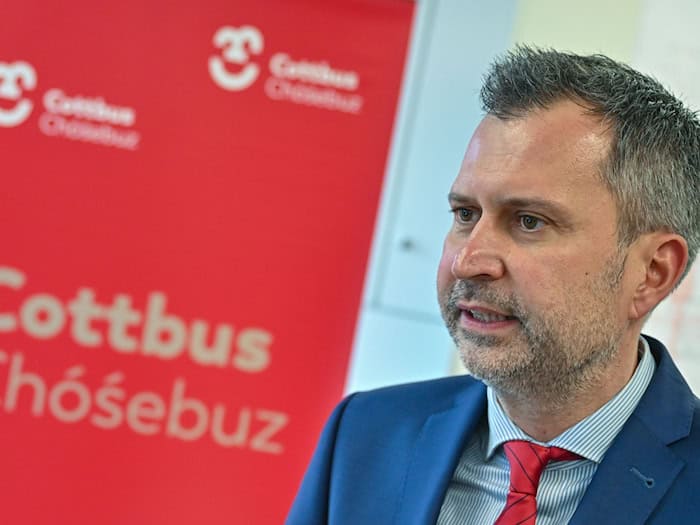 Der Cottbuser OB Tobias Schick ruft dazu auf, deutlich Haltung gegen rechtsextreme Angriffe und Gewalt zu zeigen. (Archivbild) / Foto: Patrick Pleul/dpa