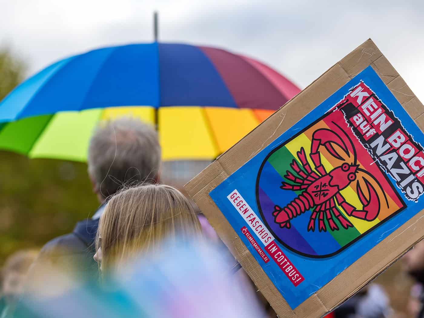 Der CSD in Cottbus will gerade nach den jüngsten Angriffen ein Zeichen gegen Rechtsextremismus setzen. (Symbolbild) / Foto: Frank Hammerschmidt/dpa