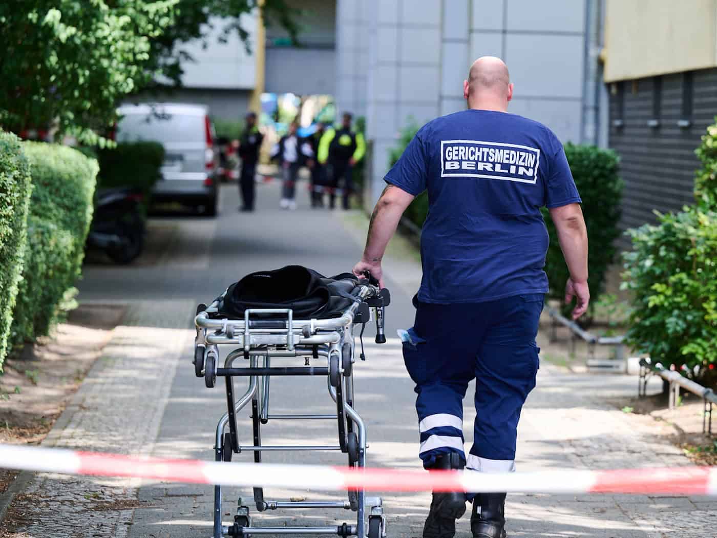 Die Mordkommission und Kriminaltechnik waren vor Ort und ermitteln zu dem Tod des Kindes.  / Foto: Annette Riedl/dpa