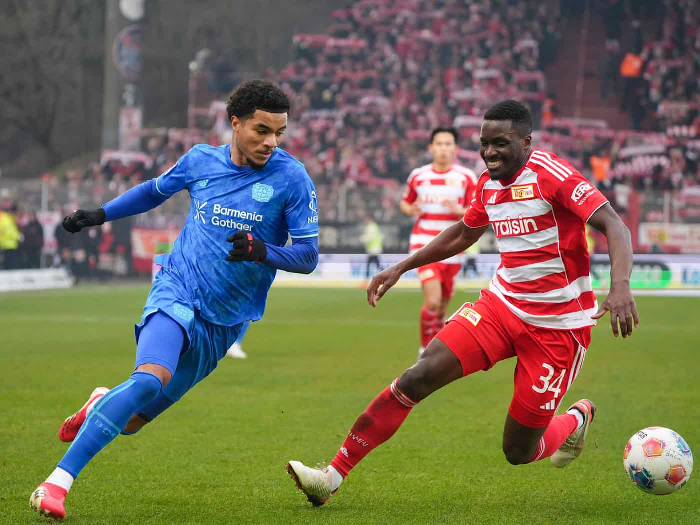 Stanley Nsoki (r) läuft auch in der kommenden Saison im Trikot von Union Berlin auf. (Archivbild) / Foto: Soeren Stache/dpa