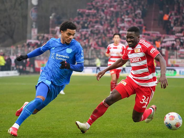 Stanley Nsoki (r) läuft auch in der kommenden Saison im Trikot von Union Berlin auf. (Archivbild) / Foto: Soeren Stache/dpa