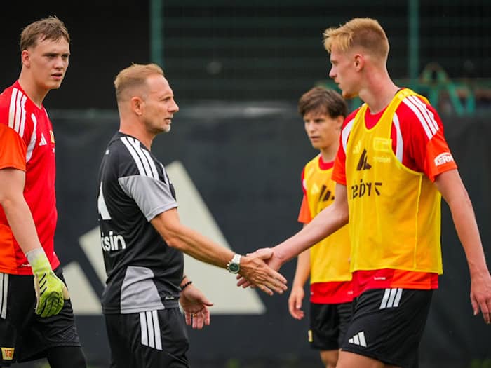 Neuzugänge unter sich: Union-Trainer Mauro Lustrinelli (M) klatscht Zeno van den Bosch ab (r) / Foto: Soeren Stache/dpa