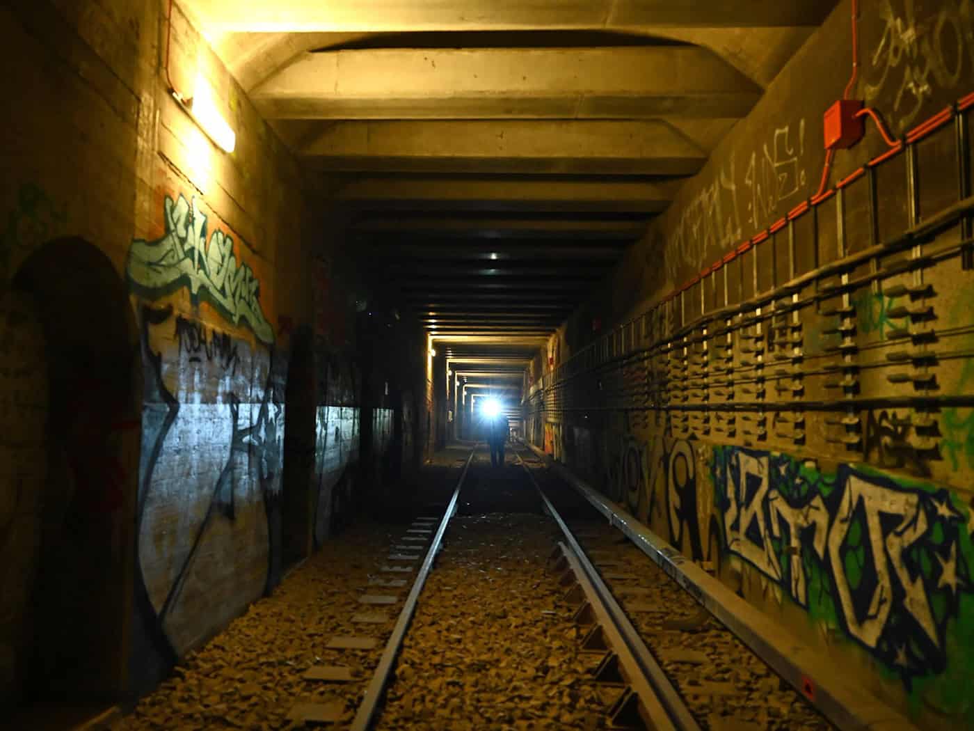 Die Zufahrt zum Waisentunnel soll ebenfalls saniert werden. / Foto: Elisa Schu/dpa