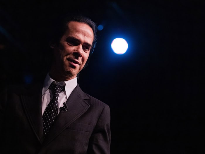 Nick Cave hat vor einem Auftritt in Berlin einen Abstecher ins Kupferstichkabinett in Berlin gemacht. (Archivbild) / Foto: Rolf Vennenbernd/dpa