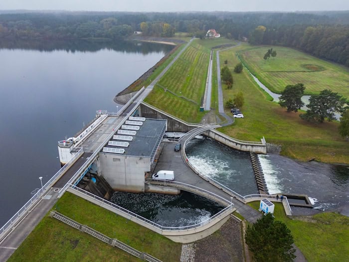 Die Talsperre Spremberg muss derzeit das Niedrigwasser in der Spree so gut es geht ausgleichen. (Archivbild) / Foto: Patrick Pleul/dpa