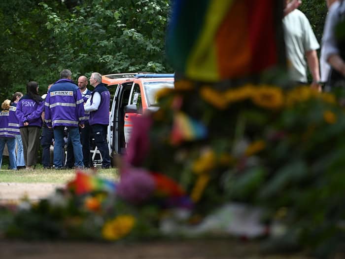 In der Nähe des Tatorts stehen Menschen zur Notfallseelsorge bereit. / Foto: Markus Lenhardt/dpa