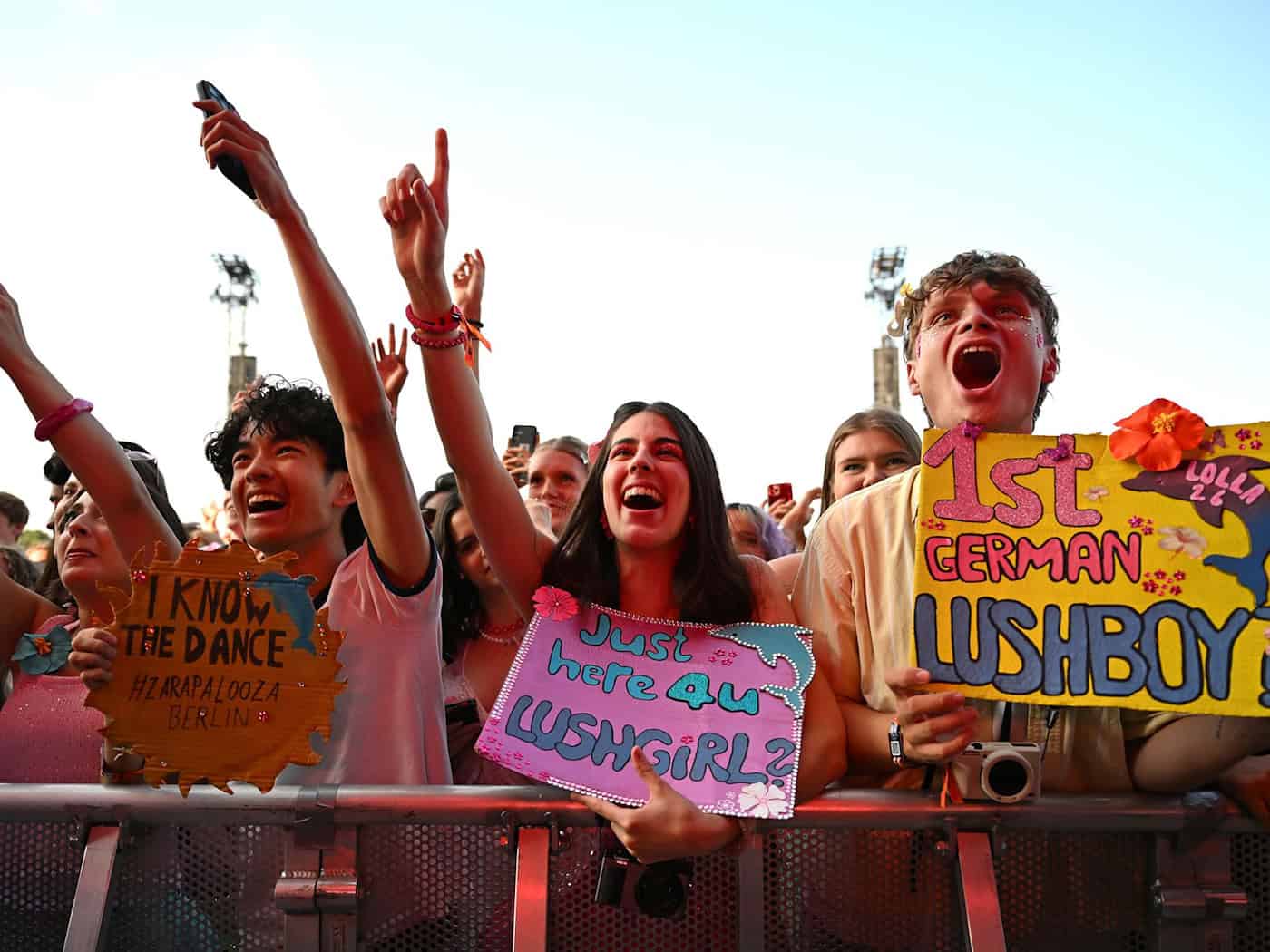 Wer schafft es nach oben? Zara Larsson holt bei ihren Konzerten immer wieder Fans auf die Bühne. / Foto: Elisa Schu/dpa