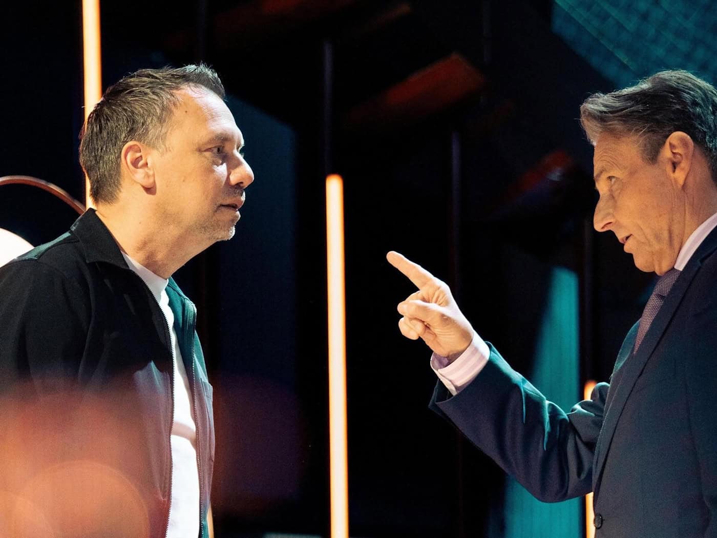 Bei GZSZ spielt Thriller-Autor Sebastian Fitzek (l) sich in zwei Folgen selbst und trifft dabei auf Schauspieler Wolfgang Bahro alias Jo Gerner. / Foto: ---/RTL+/dpa