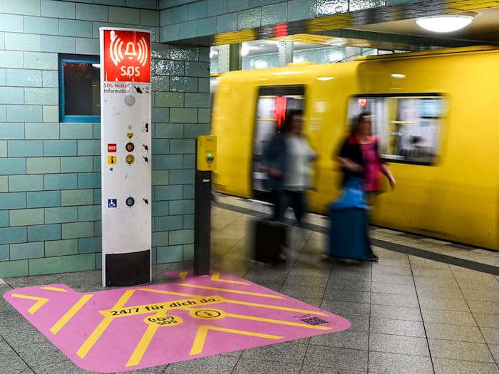 Mit farblich auffälligen Markierungen sollen Notrufsäulen an einigen Berliner U-Bahnhöfen besser sichtbar werden. / Foto: Jens Kalaene/dpa