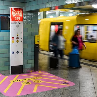 Mit farblich auffälligen Markierungen sollen Notrufsäulen an einigen Berliner U-Bahnhöfen besser sichtbar werden. / Foto: Jens Kalaene/dpa
