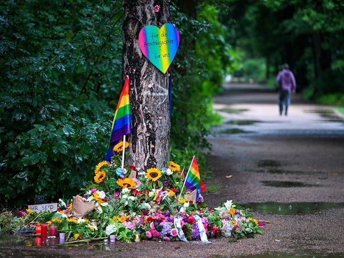 Blumen, Kerzen und persönliche Botschaften nahe dem Ort in Tiergarten, wo ein Fahrzeug am Rande des CSD in die Menge gefahren war. (Foto Archiv) / Foto: Soeren Stache/dpa