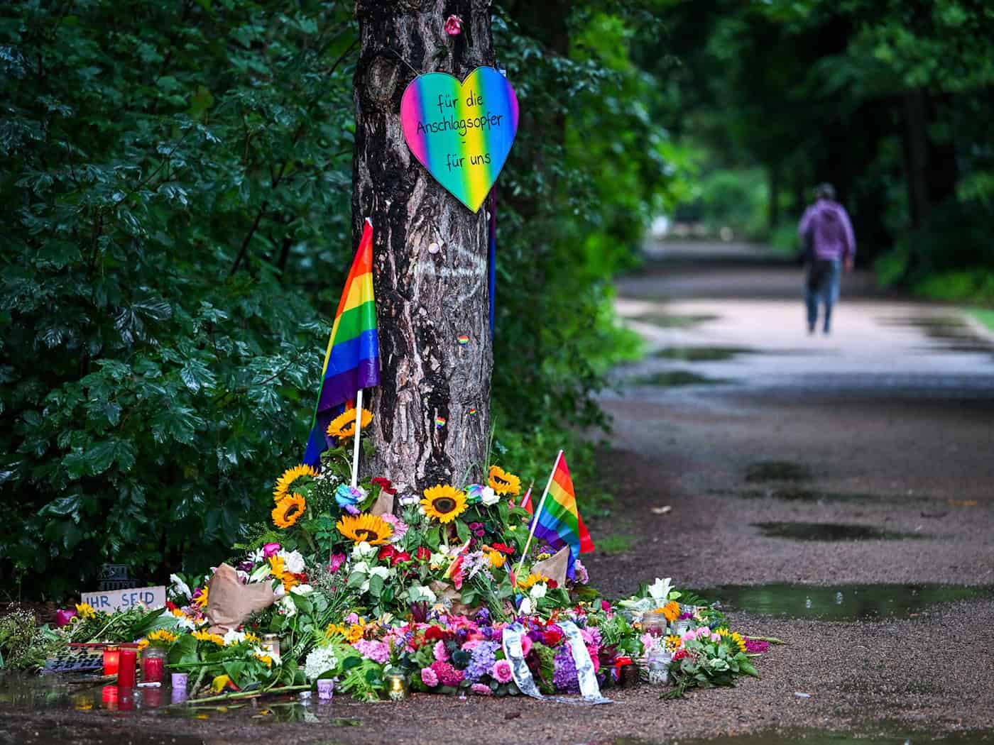 Blumen, Kerzen und persönliche Botschaften nahe dem Ort in Tiergarten, wo ein Fahrzeug am Rande des CSD in die Menge gefahren war. (Foto Archiv) / Foto: Soeren Stache/dpa