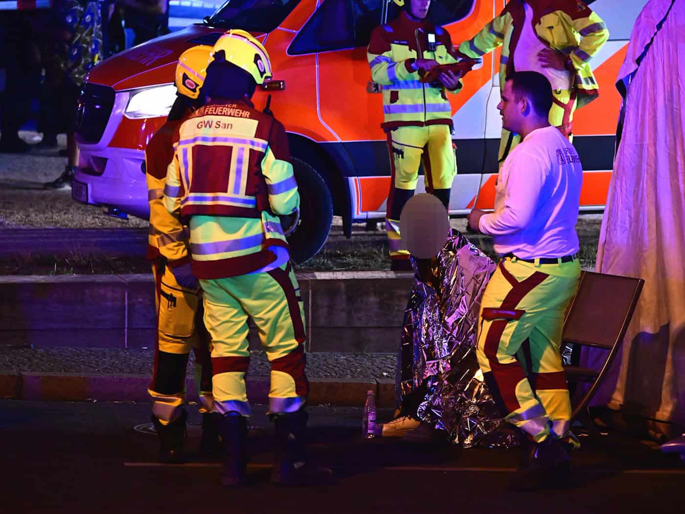 Einsatzkräfte der Feuerwehr versorgen eine Person nach dem Abbruch des Christopher Street Days (CSD). / Foto: Fabian Sommer/dpa